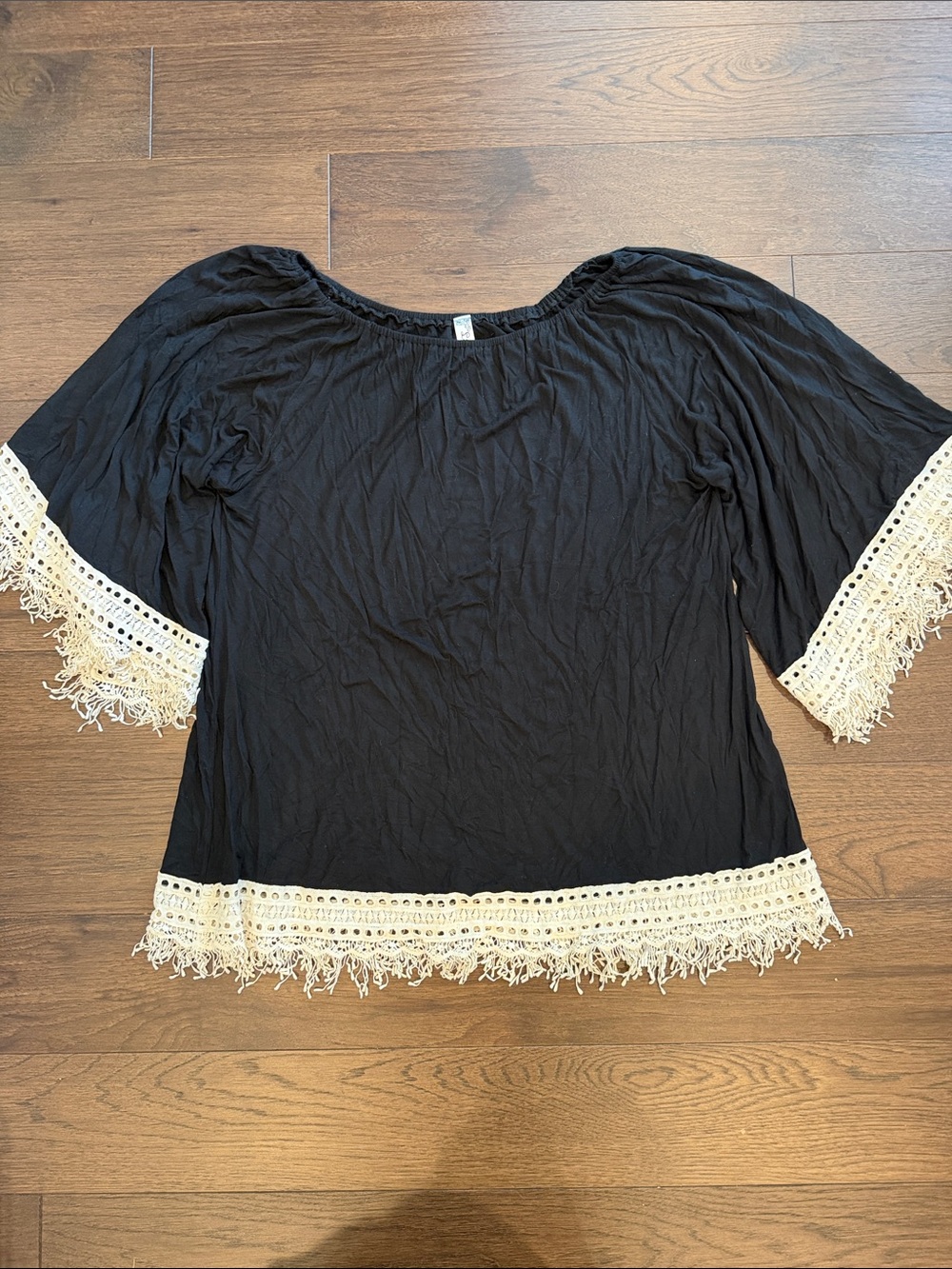 Lilypad Women’s Black with Cream Crochet Tunic Size Medium - C8-087